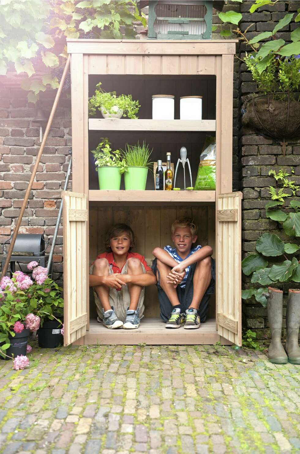 VAKKERT HAGESKAP: Et smart skap får plass i selv den minste hage eller terrasse. Dette fra Lyse Rom heter Hyacint, og har pene åpne hyller i tillegg til skapplass. Og du kan selvsagt ha annet enn barn i skapet. VAKKERT HAGESKAP: Et smart skap får plass i selv den minste hage eller terrasse. Dette fra Lyse Rom heter Hyacint, og har pene åpne hyller i tillegg til skapplass. Og du kan selvsagt ha annet enn barn i skapet.