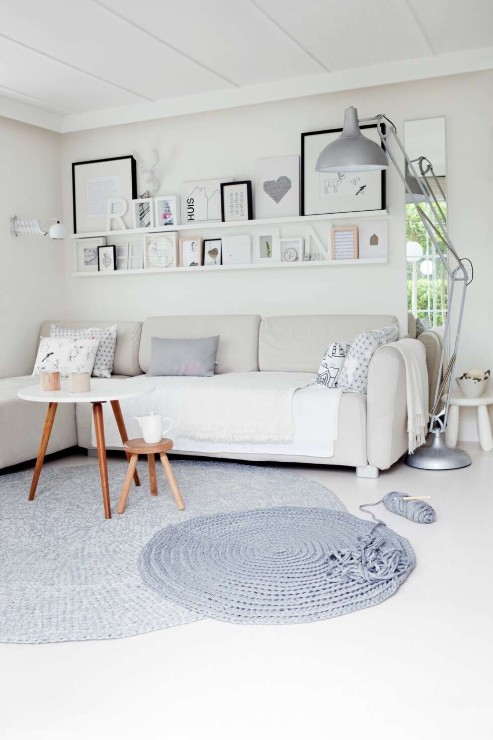 EN DEILIG OASE: Det hvite rådyrhodet er en av Nellekes bruktskatter, og over sofaen henger mange rammer med foto og selvlaget kunst. Putetrekkene er sydd av stoffer fra Ikea. EN DEILIG OASE: Det hvite rådyrhodet er en av Nellekes bruktskatter, og over sofaen henger mange rammer med foto og selvlaget kunst. Putetrekkene er sydd av stoffer fra Ikea.