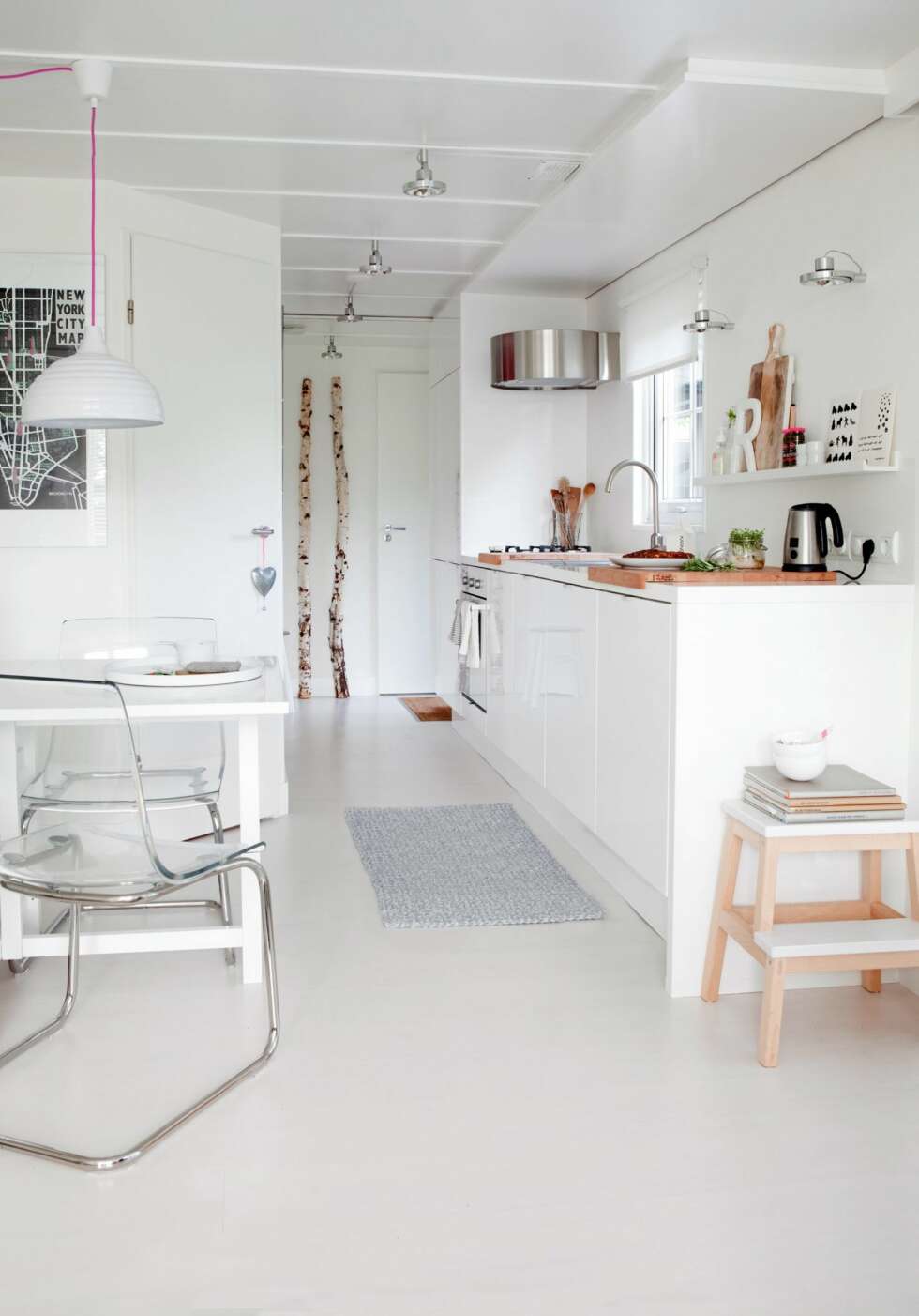 HARMONI: Kjøkkenet oser av harmoni. Det at familien ikke har overskap, gjør rommet ekstra luftig. Selv om innredningen er enkel, har familien en personlig stil takket være spennende og frodige detaljer. Kjøkkeninnredningen er fra Ikea. HARMONI: Kjøkkenet oser av harmoni. Det at familien ikke har overskap, gjør rommet ekstra luftig. Selv om innredningen er enkel, har familien en personlig stil takket være spennende og frodige detaljer. Kjøkkeninnredningen er fra Ikea.
