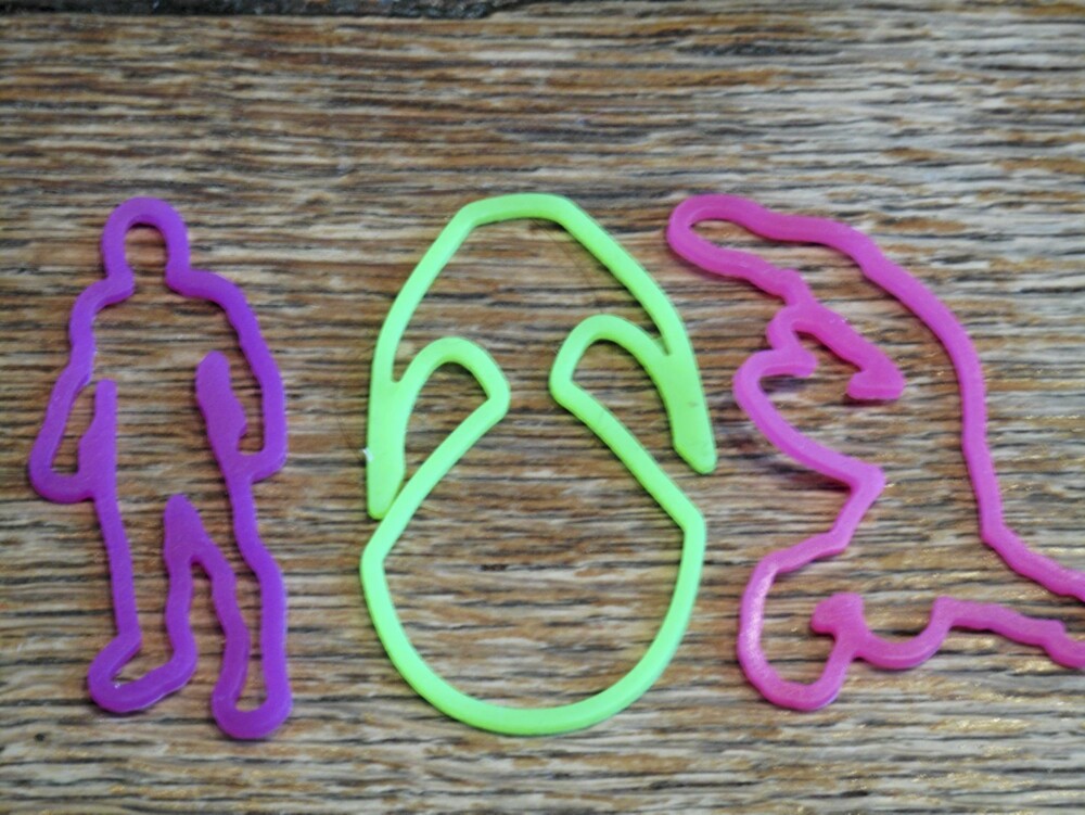 FIGURSTRIKKER: Jentene har ofte armen fulle av dise figurstrikkene. Sillybandz, Biobands og Zanybandz (gummistrikker i forskjellige former) koster i underkant av 30 kroner og står på ønskelisten til mange barn. FIGURSTRIKKER: Jentene har ofte armen fulle av dise figurstrikkene. Sillybandz, Biobands og Zanybandz (gummistrikker i forskjellige former) koster i underkant av 30 kroner og står på ønskelisten til mange barn.