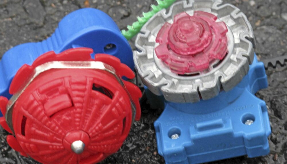 AVANSERT SNURREBASS: Leken Beyblade (den "ekte" til høyre) har blitt en slager for spesielt gutter mellom 4 og 7 år. Også i år er den en av høstens slagere. AVANSERT SNURREBASS: Leken Beyblade (den "ekte" til høyre) har blitt en slager for spesielt gutter mellom 4 og 7 år. Også i år er den en av høstens slagere.