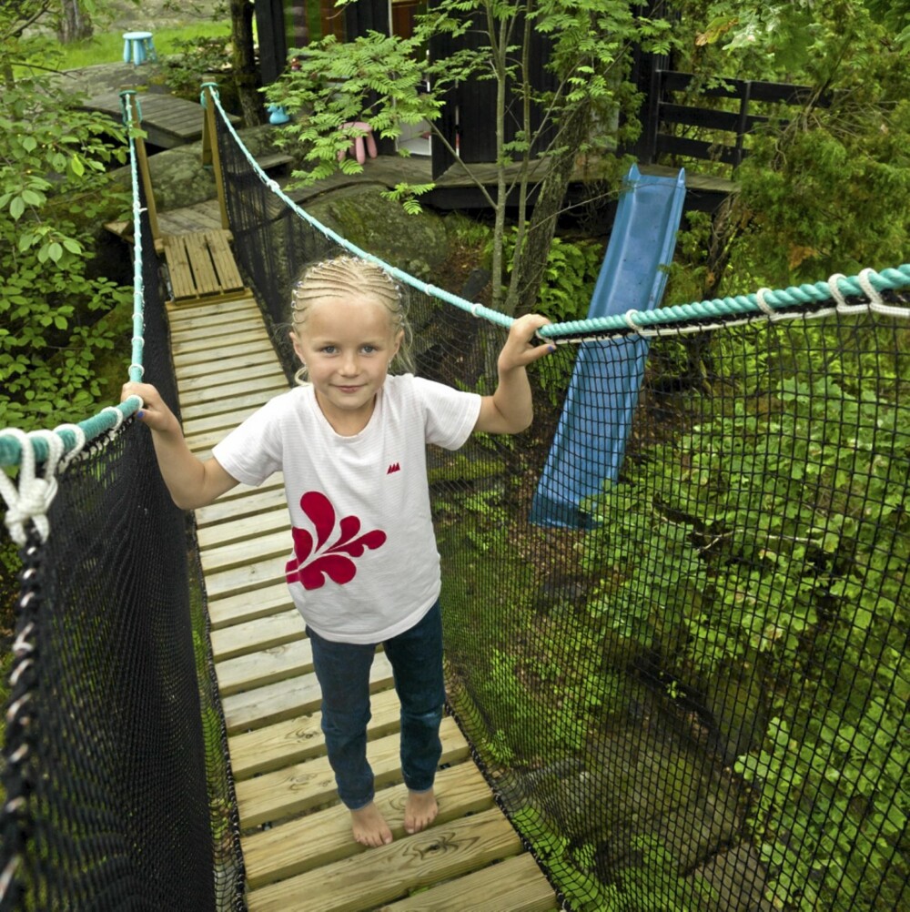 HØYT OPPE: Hengebroen kan stenges med et lem hvis familien er borte, for å forhindre at andre barn leker der uten tilsyn av voksne. HØYT OPPE: Hengebroen kan stenges med et lem hvis familien er borte, for å forhindre at andre barn leker der uten tilsyn av voksne.