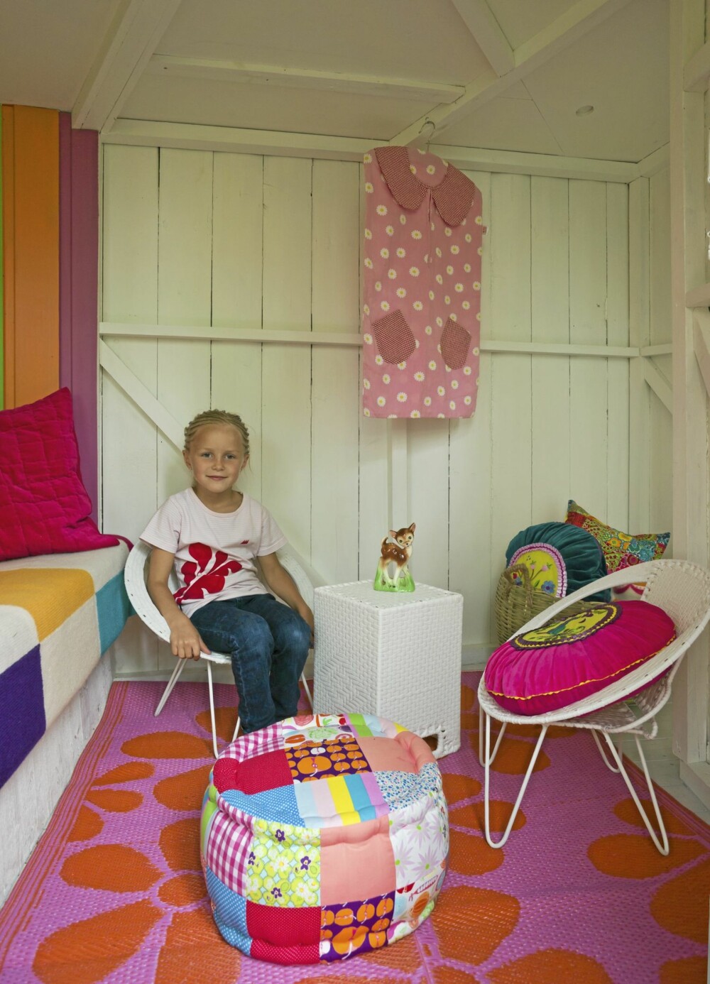 KREATIVT: Det fine bordet foran Rakel er en kurv snudd på hodet. KREATIVT: Det fine bordet foran Rakel er en kurv snudd på hodet.
