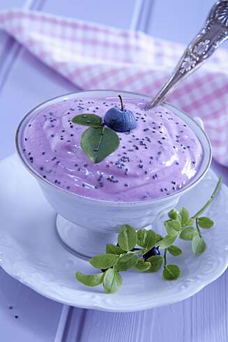 HJEMMELAGET: Miks blåbær med yoghurt naturell, og vips: Blåbæryoghurt. HJEMMELAGET: Miks blåbær med yoghurt naturell, og vips: Blåbæryoghurt.