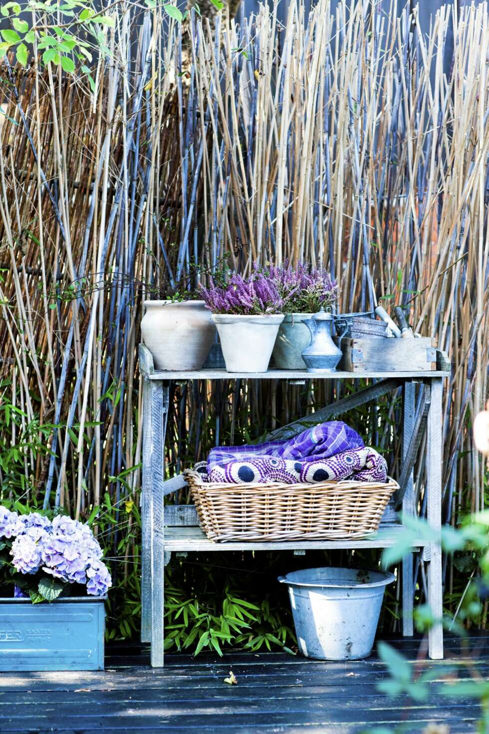 BLOMSTERBORD: Et blomsterbord er både praktisk og dekorativt. På sofiesvilla.no finner du lignende varianter. BLOMSTERBORD: Et blomsterbord er både praktisk og dekorativt. På sofiesvilla.no finner du lignende varianter.