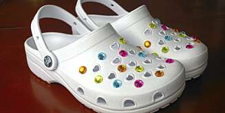 TRYGGE ELLER SKADELIGE? Crocs er morsomme, fargerike og lette å ta av og på. Ekspertene mener de er for myke og ustabile til barnehagebruk, mens produsenten hevder de er helt trygge. TRYGGE ELLER SKADELIGE? Crocs er morsomme, fargerike og lette å ta av og på. Ekspertene mener de er for myke og ustabile til barnehagebruk, mens produsenten hevder de er helt trygge.