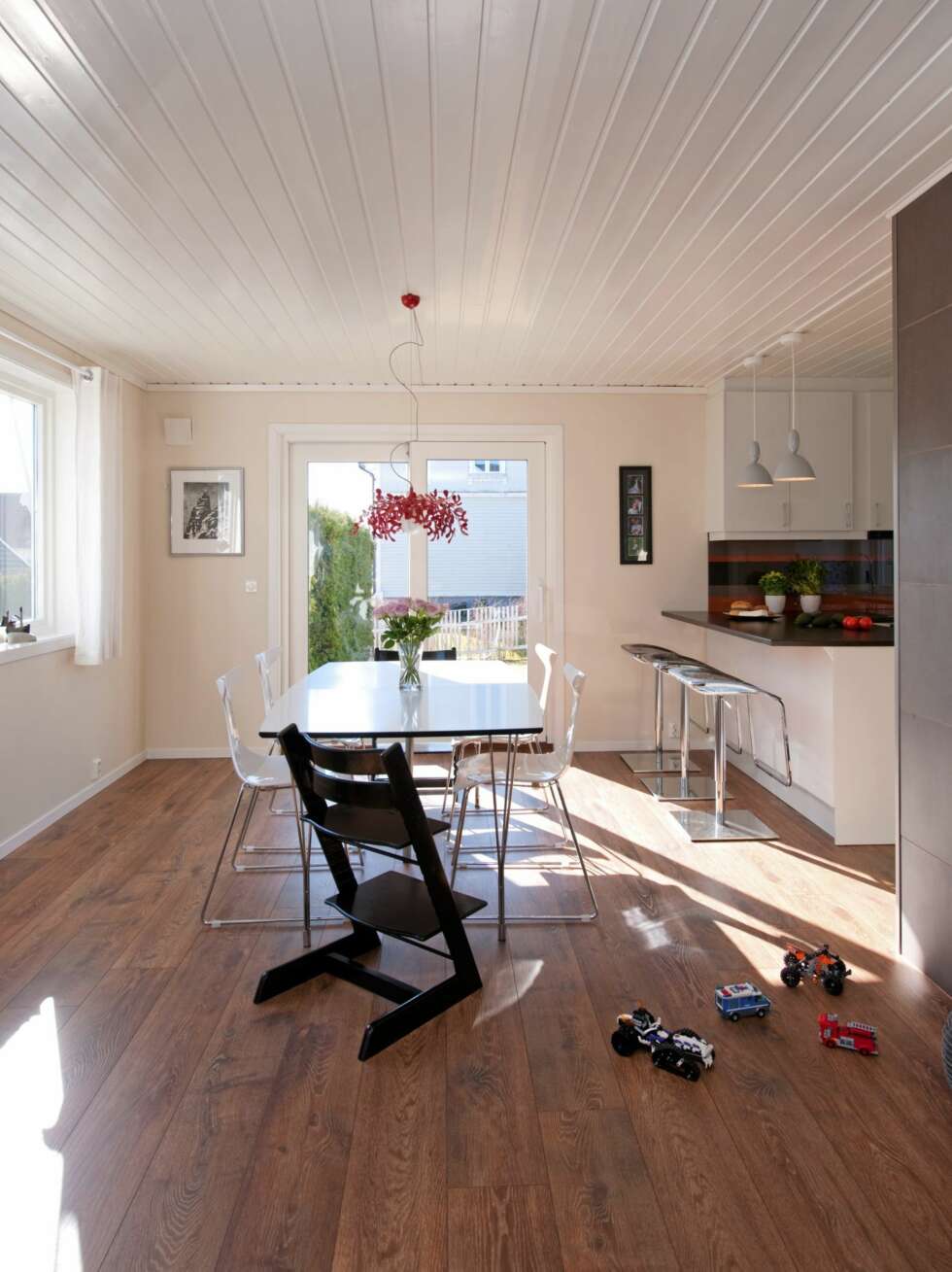 BEVISSTE LINJER: Gulvplankene, i dette tilfellet enstavslaminat
fra Pergo, er lagt i rommets lengderetning og bidrar til at blikket dras mot lyset. Spisebord og stoler fra Living. Den røde pendelen SuperLeaves er fra Furtex agenturer, mens pendlene over kjøkkenøya er fra Pur Norsk. BEVISSTE LINJER: Gulvplankene, i dette tilfellet enstavslaminat
fra Pergo, er lagt i rommets lengderetning og bidrar til at blikket dras mot lyset. Spisebord og stoler fra Living. Den røde pendelen SuperLeaves er fra Furtex agenturer, mens pendlene over kjøkkenøya er fra Pur Norsk.