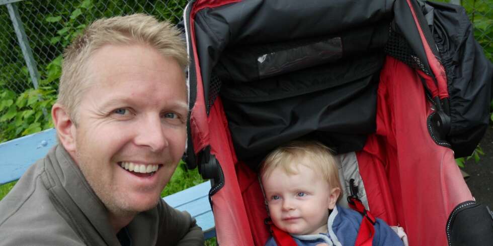 IKKE MER ENN NØDVENDIG: - De fleste pappaer hadde ikke vært hjemme én dag lenger enn den fastsatte kvoten, derfor er bestemmelsen viktig, sier trebansfar Lars-Einar Petterson som er nettopp ferdig med sine 12 uker sammen med Ola (1). IKKE MER ENN NØDVENDIG: - De fleste pappaer hadde ikke vært hjemme én dag lenger enn den fastsatte kvoten, derfor er bestemmelsen viktig, sier trebansfar Lars-Einar Petterson som er nettopp ferdig med sine 12 uker sammen med Ola (1).