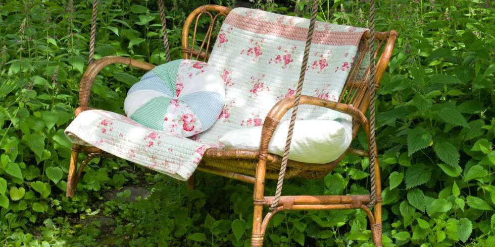 TENK NYTT: En manilasofa hengt opp i tau gir en hammock noe utenom det vanlige. TENK NYTT: En manilasofa hengt opp i tau gir en hammock noe utenom det vanlige.