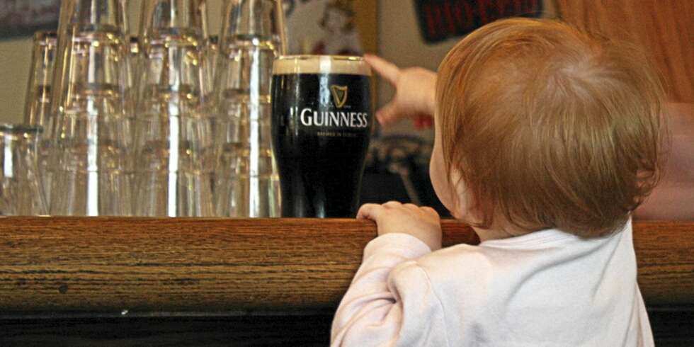 BABY PÅ PUB: Har denne lille krabaten noe på pub å gjøre? Ja, så lenge mor er edru og lokalet ikke er røykfylt, mener Gro Nylander. Illustrasjonsfoto: <a href="http://www.flickr.com/photos/smoorenburg/">smoorenburg</a> på Flicker.com. Noen <a href="http://creativecommons.org/licenses/by/2.0/deed.en_GB">rettigheter</a> reservert. BABY PÅ PUB: Har denne lille krabaten noe på pub å gjøre? Ja, så lenge mor er edru og lokalet ikke er røykfylt, mener Gro Nylander. Illustrasjonsfoto: <a href="http://www.flickr.com/photos/smoorenburg/">smoorenburg</a> på Flicker.com. Noen <a href="http://creativecommons.org/licenses/by/2.0/deed.en_GB">rettigheter</a> reservert.