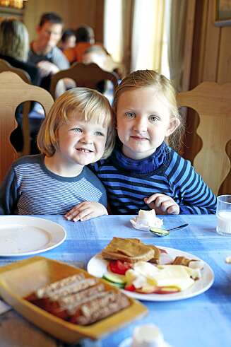FELLES FROKOST: Ludvig (3) og søsteren Saga (6) lader opp batteriene med frokost på Liomseter. FELLES FROKOST: Ludvig (3) og søsteren Saga (6) lader opp batteriene med frokost på Liomseter.