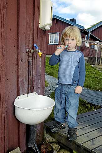 TAKK FOR I DAG: Ludvig pusser tenner i utevasken. Snart er det tid for god natt. TAKK FOR I DAG: Ludvig pusser tenner i utevasken. Snart er det tid for god natt.
