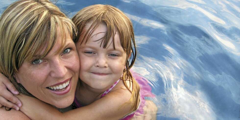 FAMILIEFELLESSKAP: Når hverdagen er travel, kan avslappet samvær med mor og far i seg selv gi barna positive ferieminner. FAMILIEFELLESSKAP: Når hverdagen er travel, kan avslappet samvær med mor og far i seg selv gi barna positive ferieminner.
