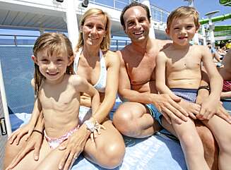 STORFORNØYDE: Carla, Fina og Joseph og Nil Alboquers fra Andorra synes cruise er bedre enn hotell. STORFORNØYDE: Carla, Fina og Joseph og Nil Alboquers fra Andorra synes cruise er bedre enn hotell.