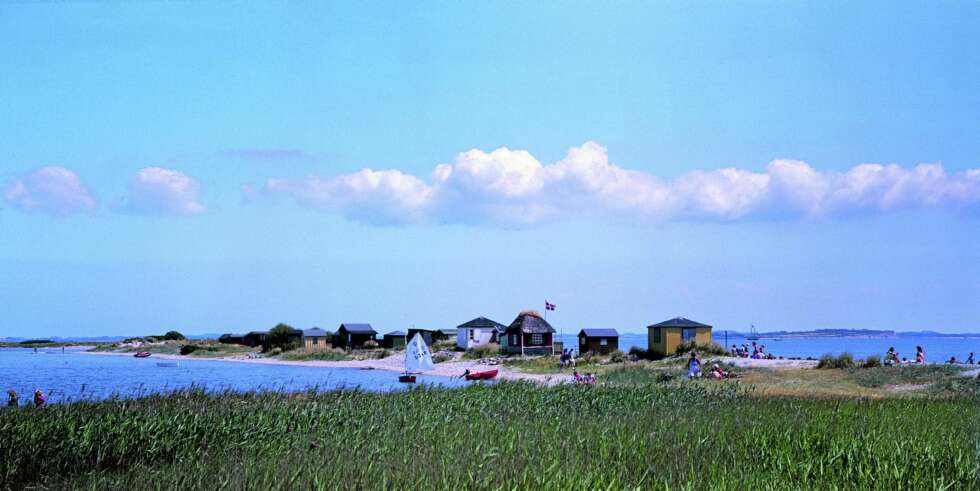 ELSKELIGE ÆRØ: Perleraden av små, mangefargede badehus glitrer i sola. Her er vakker natur og flott bebyggelse. ELSKELIGE ÆRØ: Perleraden av små, mangefargede badehus glitrer i sola. Her er vakker natur og flott bebyggelse.