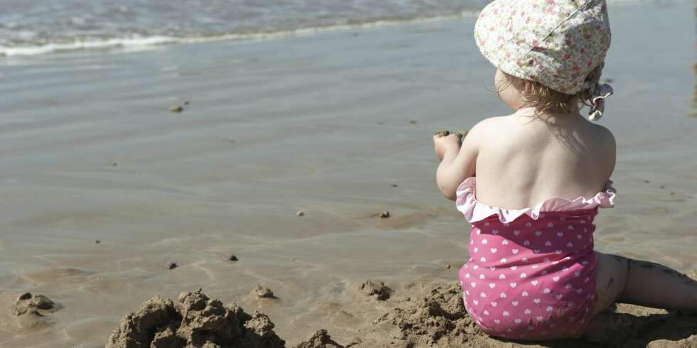 SOL OG SAND: Sand har en tendens til å snike seg inn over alt, men du trenger ikke bekymre deg for infeksjoner. Å få sand nedentil er kanskje ubehagelig, men helt ufarlig. SOL OG SAND: Sand har en tendens til å snike seg inn over alt, men du trenger ikke bekymre deg for infeksjoner. Å få sand nedentil er kanskje ubehagelig, men helt ufarlig.
