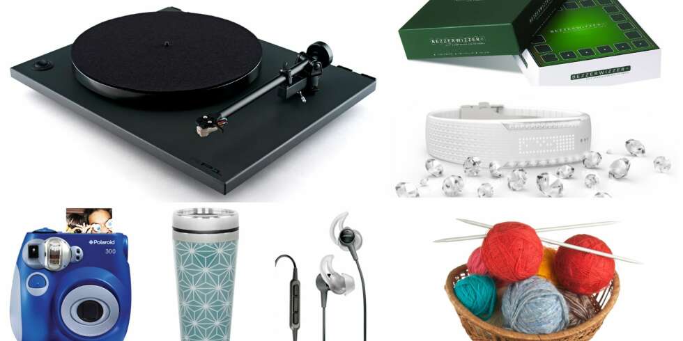 JULEGAVETIPS TIL TENÅRINGER: Rega platespiller kr 2995, Bezzerwizzer brettspill kr 598, Polar Loop aktivitetsbånd med krystaller kr 1799, strikketøy fra ca kr 400, Bose ørepropper kr 1499, Åhlens termokopp kr 99, polaroidkamera kr 796. JULEGAVETIPS TIL TENÅRINGER: Rega platespiller kr 2995, Bezzerwizzer brettspill kr 598, Polar Loop aktivitetsbånd med krystaller kr 1799, strikketøy fra ca kr 400, Bose ørepropper kr 1499, Åhlens termokopp kr 99, polaroidkamera kr 796.