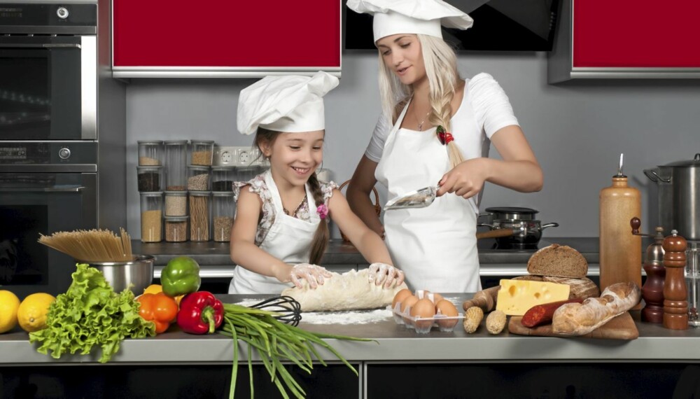 MAT ER MORO: Det er gøy å lage mat sammen. Bli med i konkurransen om å bli Norges beste kokkefamilie. MAT ER MORO: Det er gøy å lage mat sammen. Bli med i konkurransen om å bli Norges beste kokkefamilie.