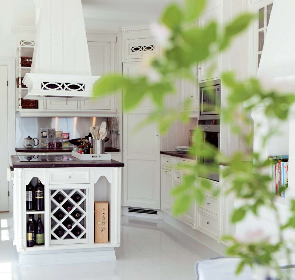 LANDLIG STIL: Kjøkkeninnredningen
fra SieMatic var der i utgangspunktet, og den hører med til
stilen. Den fikk imidlertid en hvit nøytral farge. Gulvplankene er
malt med hvit høyglans LANDLIG STIL: Kjøkkeninnredningen
fra SieMatic var der i utgangspunktet, og den hører med til
stilen. Den fikk imidlertid en hvit nøytral farge. Gulvplankene er
malt med hvit høyglans