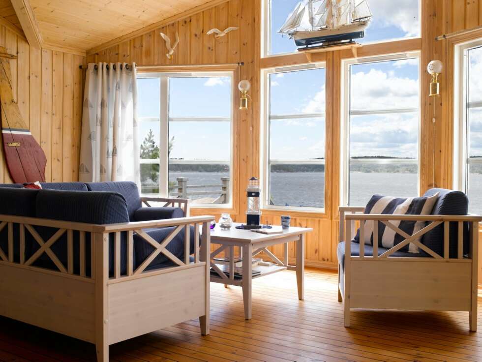 Nyter utsikten: Store vinduer og vakker utsikt er en utsmykning i seg selv. Nyter utsikten: Store vinduer og vakker utsikt er en utsmykning i seg selv.