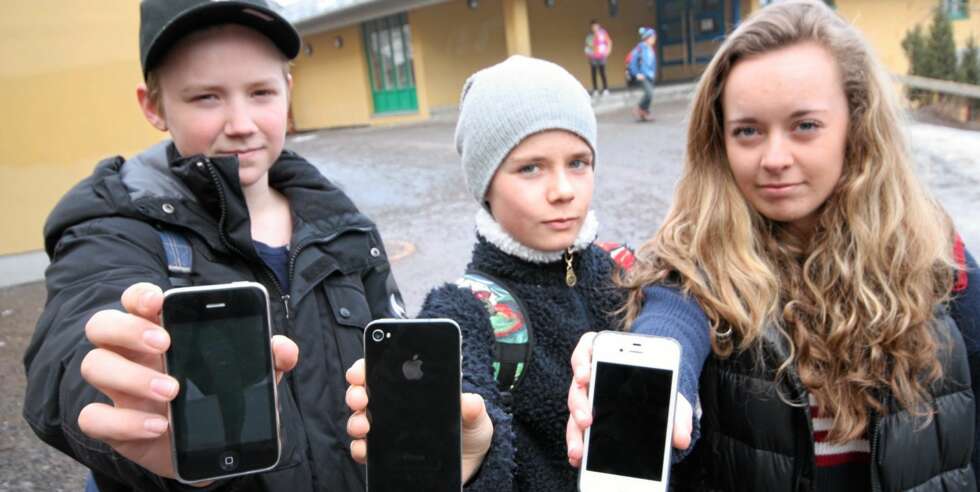 PÅ NETT: Det er ingen sak å være oppdatert på nett med en iPhone, men elevene mener man må passe på hva som blir lagt ut. FV: Marius Johansen, Edvin Moe og Jenny Moe. PÅ NETT: Det er ingen sak å være oppdatert på nett med en iPhone, men elevene mener man må passe på hva som blir lagt ut. FV: Marius Johansen, Edvin Moe og Jenny Moe.