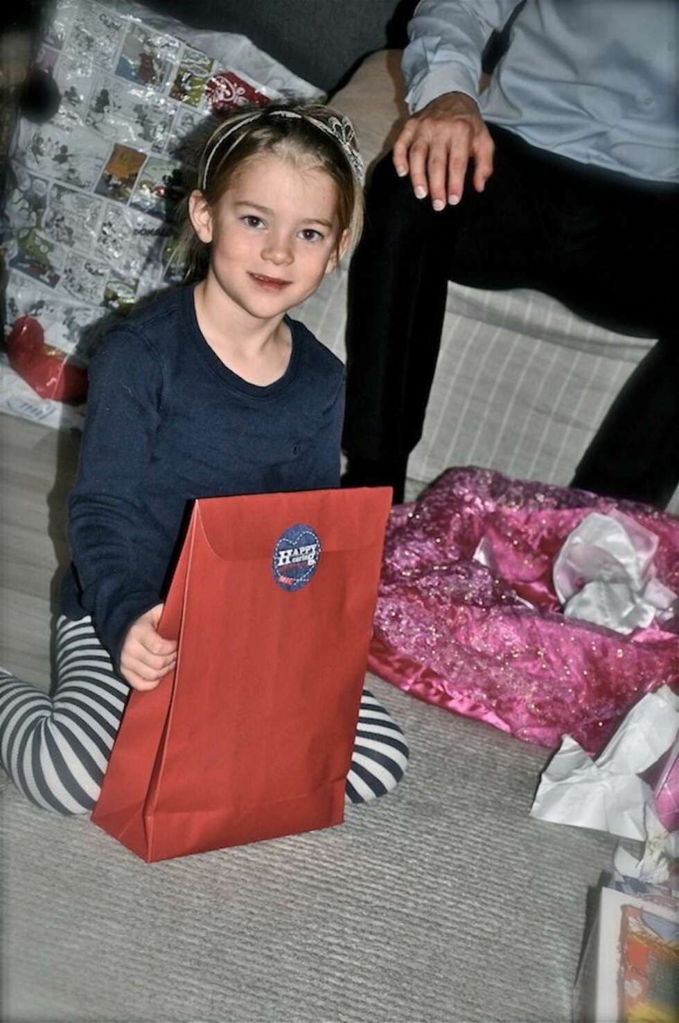 PAKKER: Dagens høydepunkt for Mathilde og storebroren. PAKKER: Dagens høydepunkt for Mathilde og storebroren.