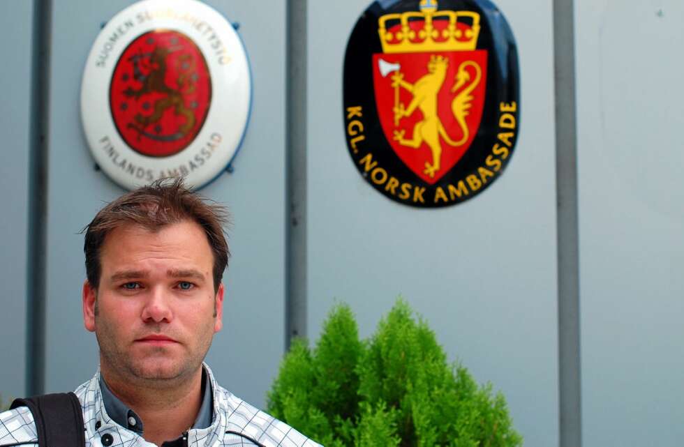PÅ BORTEBANE: I 2009 satt Tommy klar på den norske ambassaden i Bratislava og ventet på at politiet skulle utføre en planlagt aksjon for å hente ut barna til ham. En aksjon som ble avblåst i 12. time. PÅ BORTEBANE: I 2009 satt Tommy klar på den norske ambassaden i Bratislava og ventet på at politiet skulle utføre en planlagt aksjon for å hente ut barna til ham. En aksjon som ble avblåst i 12. time.