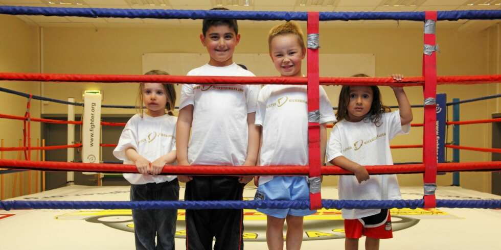 TØFF TRENING: Nila (3), Volkan (5), Leo (5) og Varg Matteo (3) trener kickboksing sammen en dag i uka i Bjølsenhallen i Oslo. Her får de en grunnopplæring i kickboksing, men også være med på mye lek og moro. TØFF TRENING: Nila (3), Volkan (5), Leo (5) og Varg Matteo (3) trener kickboksing sammen en dag i uka i Bjølsenhallen i Oslo. Her får de en grunnopplæring i kickboksing, men også være med på mye lek og moro.