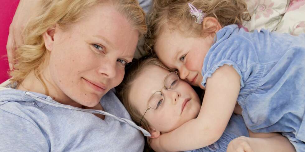 PÅ SAMME LAG: Mamma Ingvild, Sunniva (5) og Embla (3). PÅ SAMME LAG: Mamma Ingvild, Sunniva (5) og Embla (3).