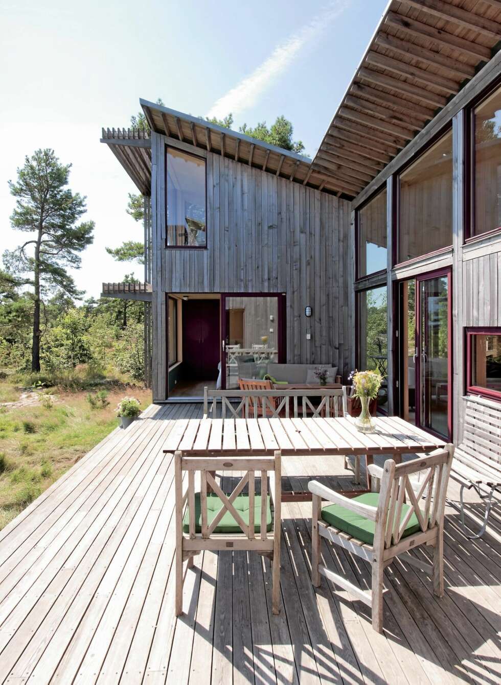 HYTTEDRØM: Hovedsoverommet har direkte utgang til terrassen. Forlengelsen av taket skjermer for solen om sommeren, mens solstrålene får sive inn vinterstid. HYTTEDRØM: Hovedsoverommet har direkte utgang til terrassen. Forlengelsen av taket skjermer for solen om sommeren, mens solstrålene får sive inn vinterstid.
