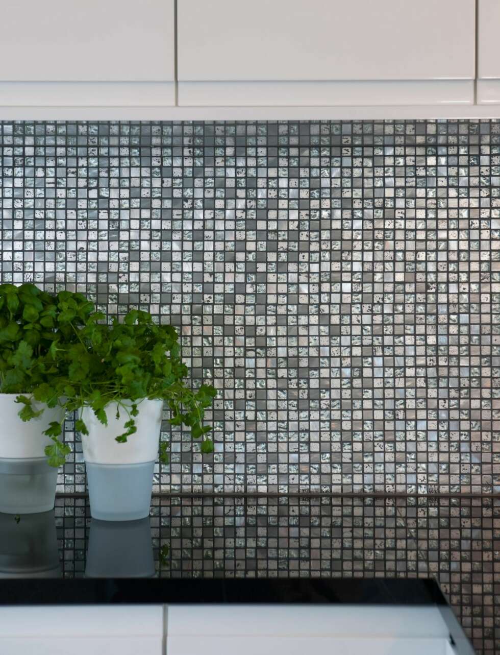GLITRENDE I SPRUTSONEN: Flisene over benkeplaten utgjør
et glamorøst, men også elegant element på kjøkkenet. Elegance
Silver kommer fra Boxer og er levert av Flis Huset Import. GLITRENDE I SPRUTSONEN: Flisene over benkeplaten utgjør
et glamorøst, men også elegant element på kjøkkenet. Elegance
Silver kommer fra Boxer og er levert av Flis Huset Import.
