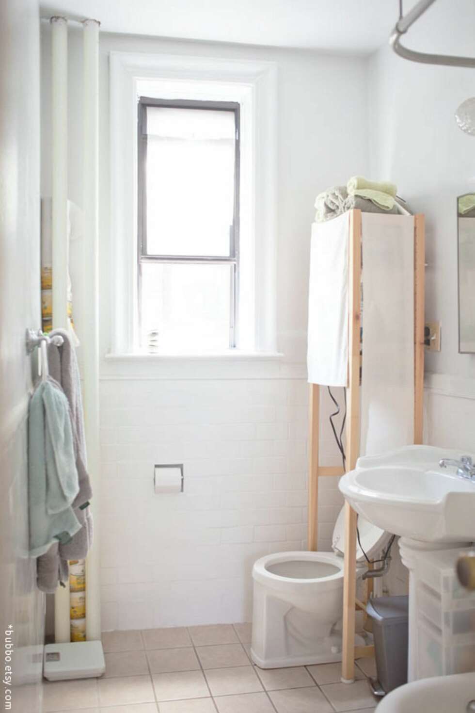 NY VRI: Her har beboeren brukt en Ivar-hylle fra Ikea til å lage et hyllesystem rundt toalettet. Hun trengte et hyllesystem med åpning til det eneste strømuttaket på badet, og bygde derfor rundt toalettet med åpning til veggen. De øverste hyllene ble dekket med stoff for å gi det et mykere uttrykk. NY VRI: Her har beboeren brukt en Ivar-hylle fra Ikea til å lage et hyllesystem rundt toalettet. Hun trengte et hyllesystem med åpning til det eneste strømuttaket på badet, og bygde derfor rundt toalettet med åpning til veggen. De øverste hyllene ble dekket med stoff for å gi det et mykere uttrykk.