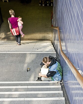 FRA HÅND TIL MUNN: Trine Lise og datteren Hedda har det nødvendigste, men ingenting ekstra. De trenger ikke å tigge, men ønsker seg en hverdag der de slipper å snu alle kronene hele tiden. FRA HÅND TIL MUNN: Trine Lise og datteren Hedda har det nødvendigste, men ingenting ekstra. De trenger ikke å tigge, men ønsker seg en hverdag der de slipper å snu alle kronene hele tiden.