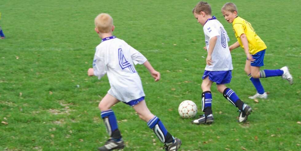 TA BALLEN!: Mange foreldre er altfor ivrige på sidelinja og tar både treneren og dommerens rolle. TA BALLEN!: Mange foreldre er altfor ivrige på sidelinja og tar både treneren og dommerens rolle.