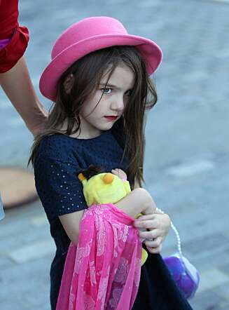 RØDE LEPPER: Datteren til Tom Cruise og Katie Holmes, Suri Cruise, er bare seks år gammel men har allerede fått status som moteikon. Suri har flere ganger blitt avbildet med sminke, slik som her. RØDE LEPPER: Datteren til Tom Cruise og Katie Holmes, Suri Cruise, er bare seks år gammel men har allerede fått status som moteikon. Suri har flere ganger blitt avbildet med sminke, slik som her.