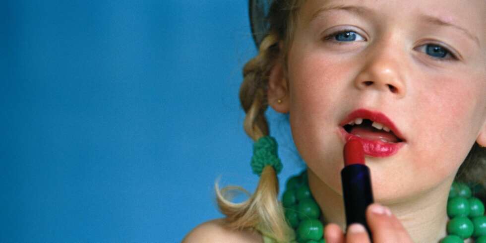 BARN OG SMINKE: Når er barn gamle nok til å begynne med sminke? Er det ok å gå i barnehagen med lipgloss? Eller hva med neglelakk? BARN OG SMINKE: Når er barn gamle nok til å begynne med sminke? Er det ok å gå i barnehagen med lipgloss? Eller hva med neglelakk?