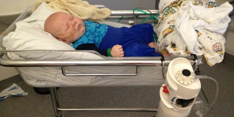 PÅ SYKEHUS MED RS: For Lucas Emil (7 uker) startet RS-viruset med piping i brystet og hoste. Han ble lagt inn på sykehus for å få pustehjelp. PÅ SYKEHUS MED RS: For Lucas Emil (7 uker) startet RS-viruset med piping i brystet og hoste. Han ble lagt inn på sykehus for å få pustehjelp.