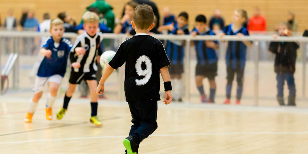 FOTBALLKAMP I SUKKERRUS: Hvor er logikken i at idrettslag er avhengige av å selge brus og godteri til de samme barna de aktiviserer med sunn idrett, spør fotballmamma Monica Lien. FOTBALLKAMP I SUKKERRUS: Hvor er logikken i at idrettslag er avhengige av å selge brus og godteri til de samme barna de aktiviserer med sunn idrett, spør fotballmamma Monica Lien.