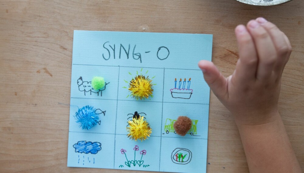 SYNG-O: For å kunne beholde brikken, må spilleren synge den neste strofen på sangen. SYNG-O: For å kunne beholde brikken, må spilleren synge den neste strofen på sangen.