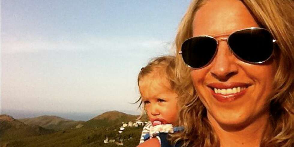 FRA SINGEL TIL SINGELMAMMA: Å være alene med barn kan være slitsomt, men også ganske fint, mener forfatter og journalist Tuva Jorfald. Her er hun og datteren Ea på ferie på Korsika. FRA SINGEL TIL SINGELMAMMA: Å være alene med barn kan være slitsomt, men også ganske fint, mener forfatter og journalist Tuva Jorfald. Her er hun og datteren Ea på ferie på Korsika.