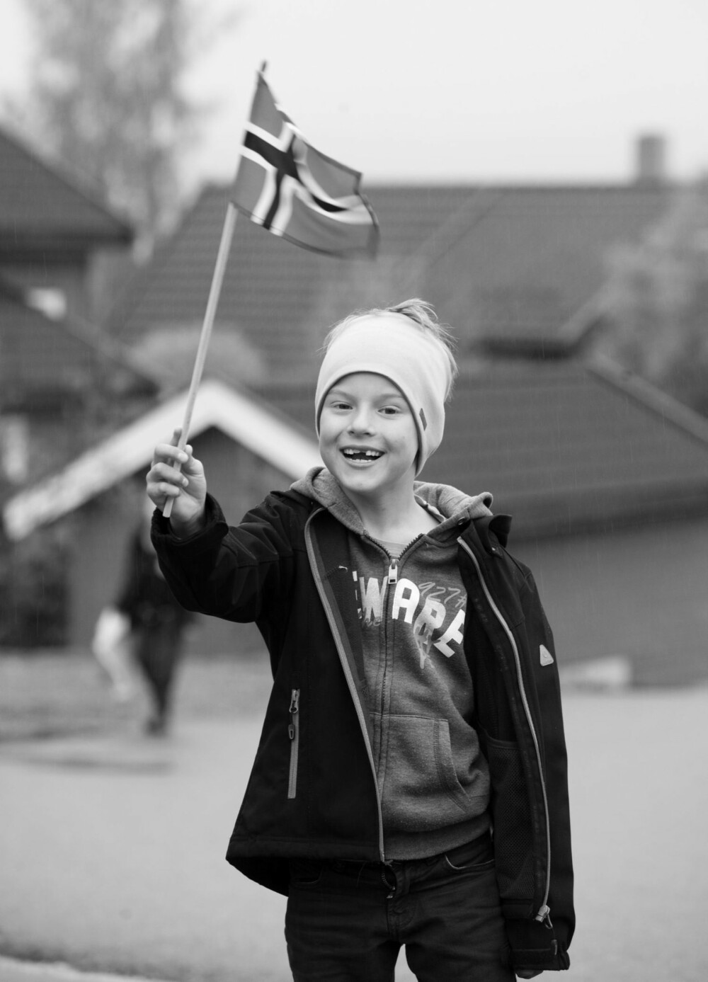 PETER (7): Grunnloven! Det er ikke en bok som du kanskje tror, men en rød koffert uten håndtak, med masse ark med brennmerker fra gamle dager. Den ligger i et pengeskap i kjelleren med mange, mange, mange låser på. PETER (7): Grunnloven! Det er ikke en bok som du kanskje tror, men en rød koffert uten håndtak, med masse ark med brennmerker fra gamle dager. Den ligger i et pengeskap i kjelleren med mange, mange, mange låser på.
