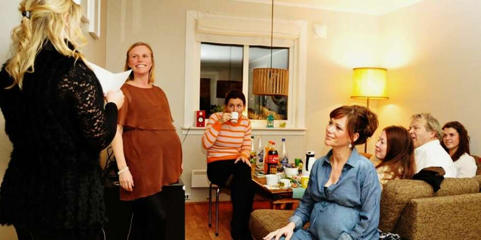 ANNERLEDES BABYSHOWER: Silje Færseth ville heller at vennene ga penger til dødssyke barn enn gaver til henne og babyen. F.v: Marie Helland, Silje Færseth, Kristin Johnsdatter Søraune, Linn Anette Gundersen, Bente Mirjam Holien Andersen, Geir Børresen og Trude Iren Skarset ANNERLEDES BABYSHOWER: Silje Færseth ville heller at vennene ga penger til dødssyke barn enn gaver til henne og babyen. F.v: Marie Helland, Silje Færseth, Kristin Johnsdatter Søraune, Linn Anette Gundersen, Bente Mirjam Holien Andersen, Geir Børresen og Trude Iren Skarset