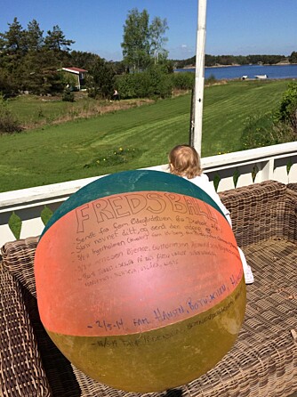 DUKKET OPP IGJEN: Nesten tre år etter at fredsballen ble sendt på fjorden, fikk Cathrine Ødegårdstuen dette bildet tilsendt på sms. Linde Renée Pedersen fant ballen sammen med datteren Ea (snart 2), og knipset et bilde av den før de sendte den videre på sjøen. DUKKET OPP IGJEN: Nesten tre år etter at fredsballen ble sendt på fjorden, fikk Cathrine Ødegårdstuen dette bildet tilsendt på sms. Linde Renée Pedersen fant ballen sammen med datteren Ea (snart 2), og knipset et bilde av den før de sendte den videre på sjøen.