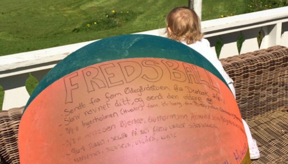 FREDSBALL: Finner du denne badeballen på stranda i sommer, vet du hva du har å gjøre: Skriv navnet ditt på den og send den videre! FREDSBALL: Finner du denne badeballen på stranda i sommer, vet du hva du har å gjøre: Skriv navnet ditt på den og send den videre!