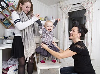 HELDIG LILLESØSTER: Dorotea har mange som kan hjelpe. Her med mamma og storesøster Nelly. HELDIG LILLESØSTER: Dorotea har mange som kan hjelpe. Her med mamma og storesøster Nelly.