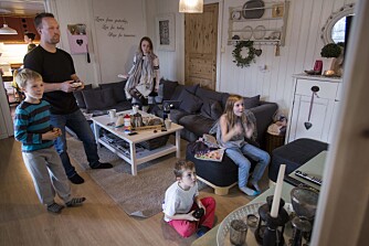 HARMONISK: Pappa, Sokrates og Fiorella spiller X-box, og Konstantin følger nøye med. Alle søsknene er stort sett gode venner. HARMONISK: Pappa, Sokrates og Fiorella spiller X-box, og Konstantin følger nøye med. Alle søsknene er stort sett gode venner.