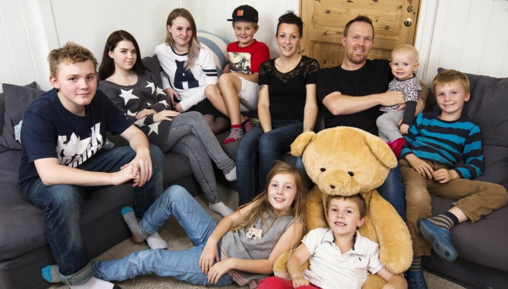 STORFAMILIE: Ja, alle de åtte barna har de samme foreldrene. Bak fra venstre: Ferdinand (14), Abelone (18), Nelly (16), Leander (11), mamma Helena (38), pappa Frode (38), Dorotea (18 mnd) og Konstantin (7). Foran: Fiorella (10) og Sokrates (6). STORFAMILIE: Ja, alle de åtte barna har de samme foreldrene. Bak fra venstre: Ferdinand (14), Abelone (18), Nelly (16), Leander (11), mamma Helena (38), pappa Frode (38), Dorotea (18 mnd) og Konstantin (7). Foran: Fiorella (10) og Sokrates (6).