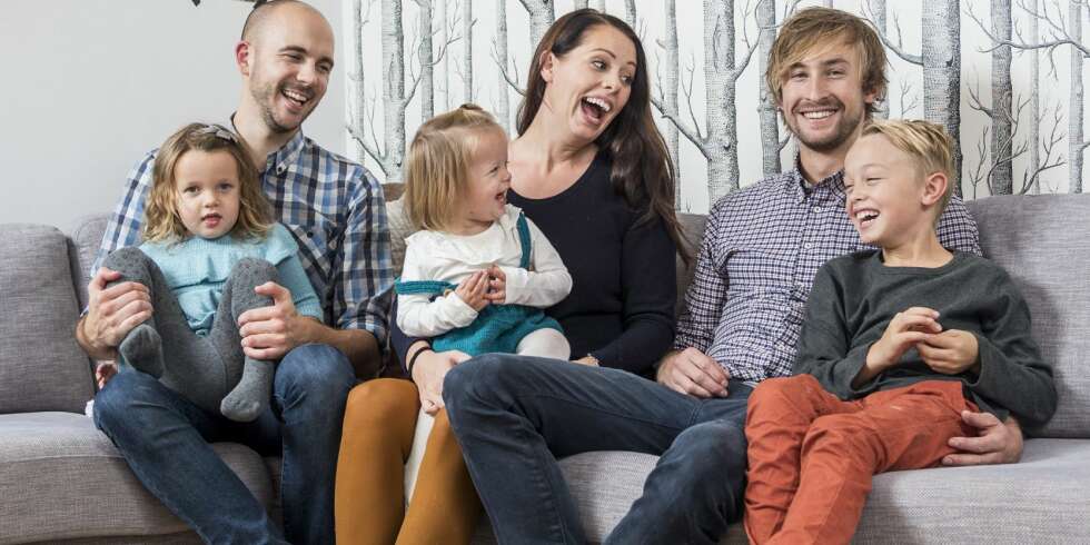FORNØYD GJENG: Hele storfamilien samlet i sofaen hjemme hos mamma. Fra venstre: Lillesøster Henrikke (3), mammas samboer Andreas (29), lillesøster Elinor (1 ½), mamma Tonje (27), pappa Marius (28) og Tobias (8). FORNØYD GJENG: Hele storfamilien samlet i sofaen hjemme hos mamma. Fra venstre: Lillesøster Henrikke (3), mammas samboer Andreas (29), lillesøster Elinor (1 ½), mamma Tonje (27), pappa Marius (28) og Tobias (8).