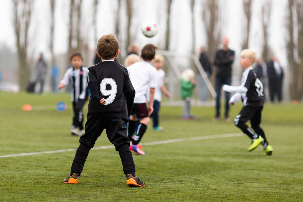 FORT LEI: - Barna får lange dager hvis de går på organiserte aktiviteter for ofte, og de kan gå fortere lei, sier rådgiver for barneidretten i NIF, Mari Bjone. Fotball er den femte mest populære organiserte idretten blant barn i Norge. FORT LEI: - Barna får lange dager hvis de går på organiserte aktiviteter for ofte, og de kan gå fortere lei, sier rådgiver for barneidretten i NIF, Mari Bjone. Fotball er den femte mest populære organiserte idretten blant barn i Norge.