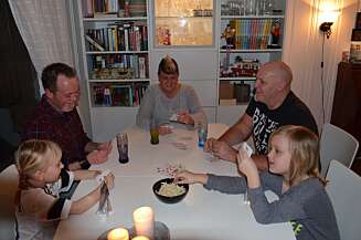 BEST FOR BARNA: Barbro har barna Rebacca og Natalia sammen med Erik (til venstre). Nå er hun gift med Tormod. De er naboer og omgås alle sammen, helt uanstrengt. BEST FOR BARNA: Barbro har barna Rebacca og Natalia sammen med Erik (til venstre). Nå er hun gift med Tormod. De er naboer og omgås alle sammen, helt uanstrengt.
